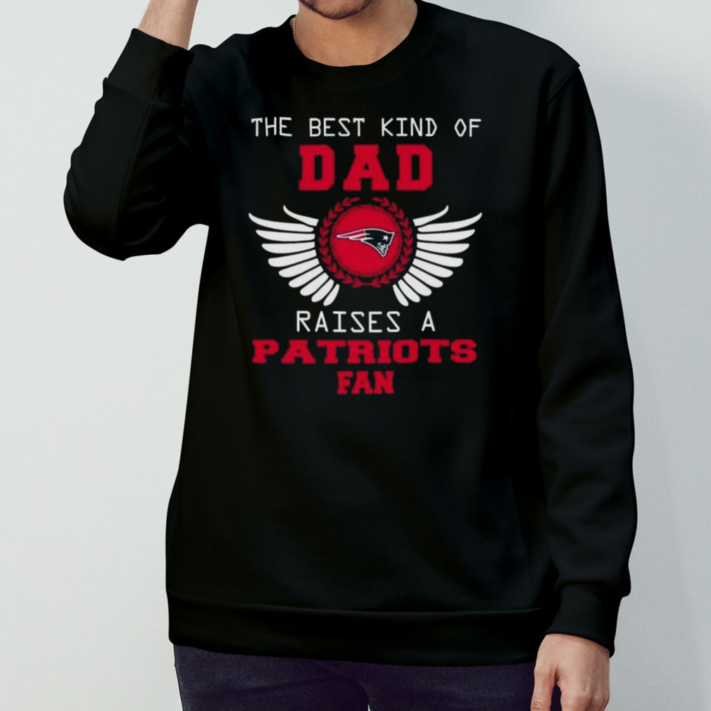 The Best Kind Of Dad Raises A New England Patriots Fan Wings T-shirt