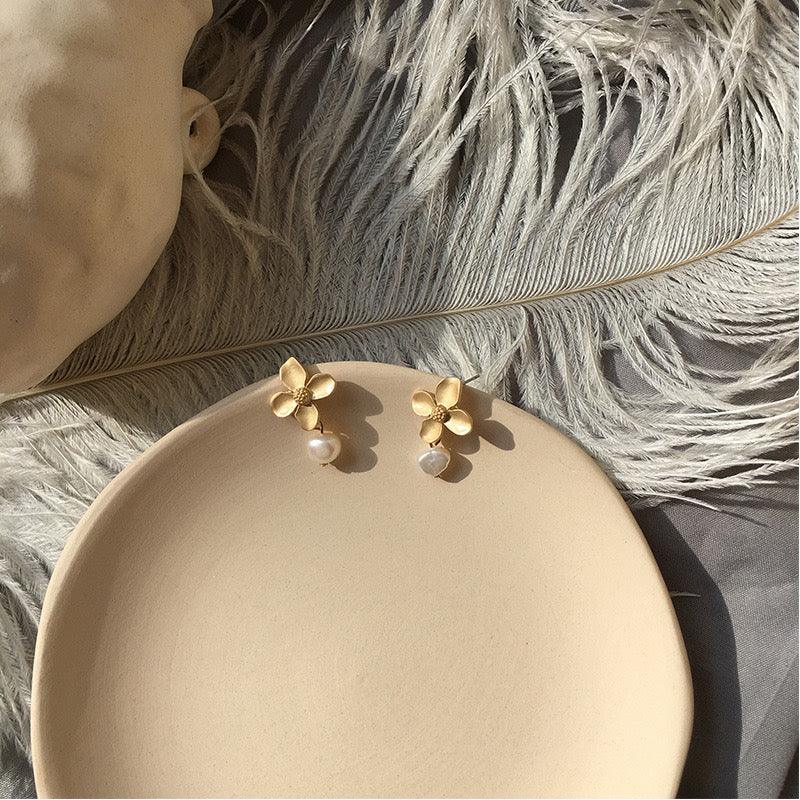 [Sample Sale] Flower Pearl Earrings
