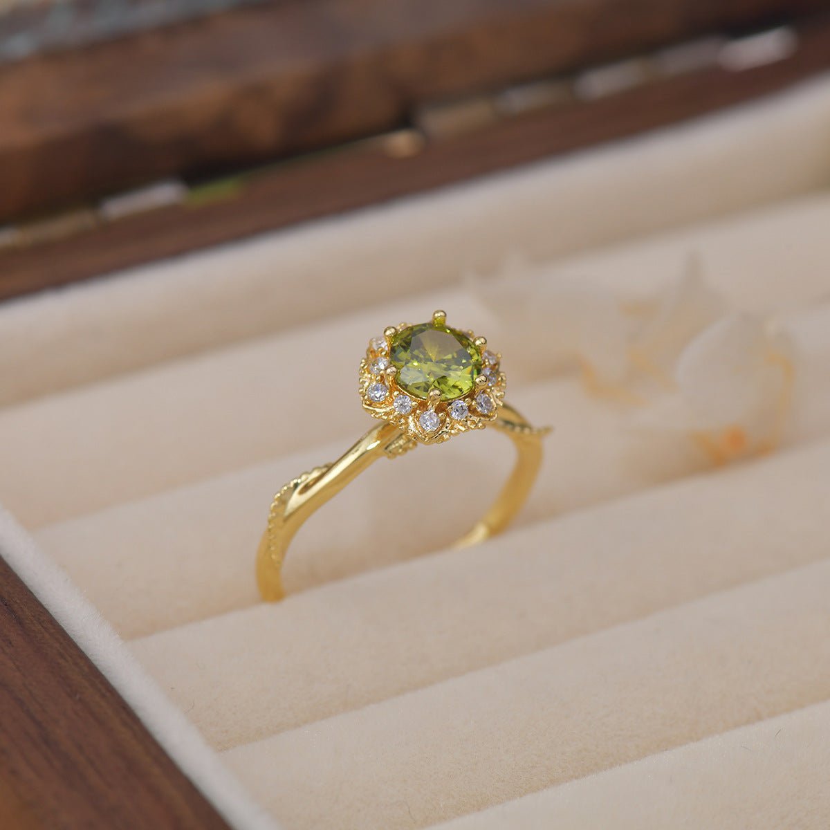 Twist Peridot Ring in Gold