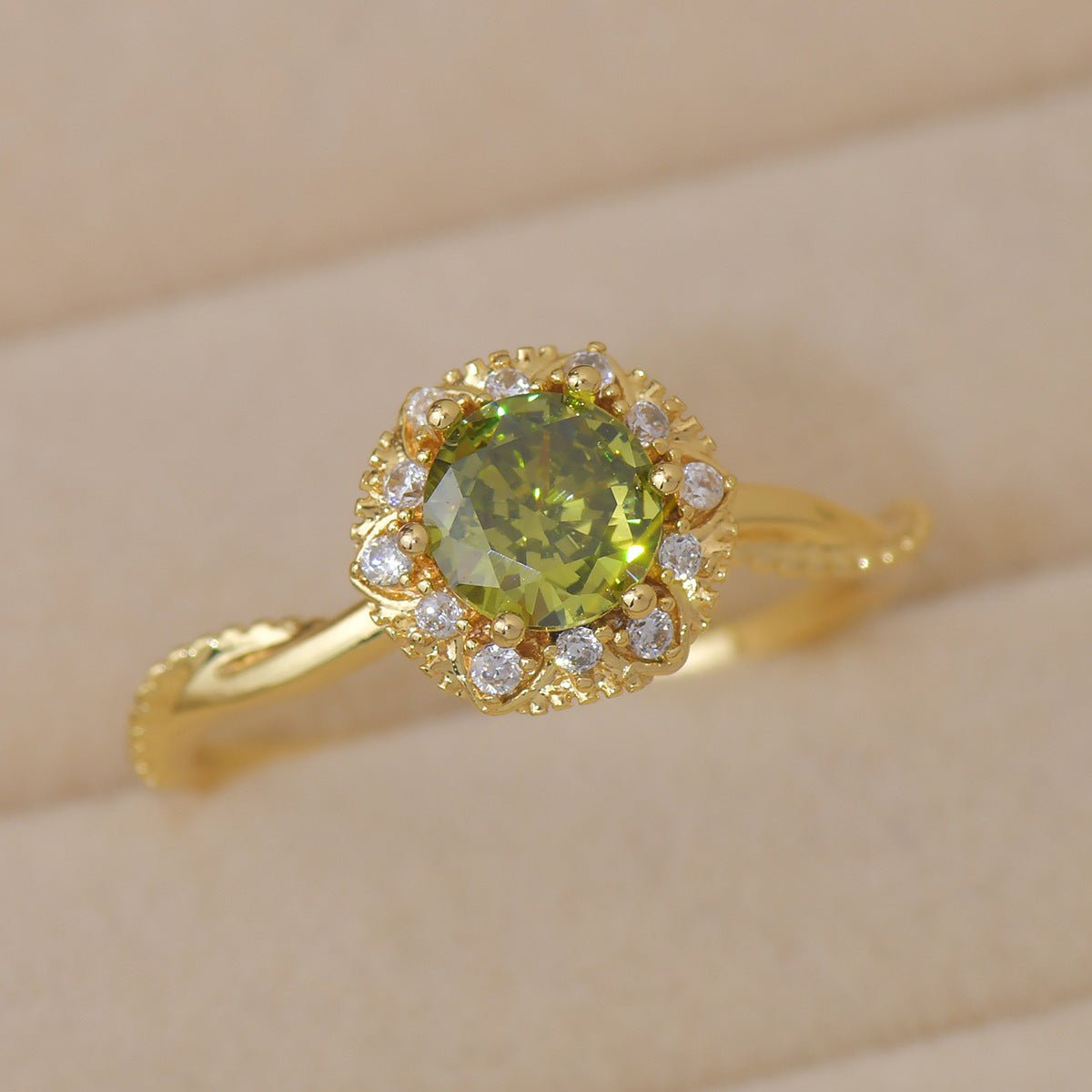 Twist Peridot Ring in Gold