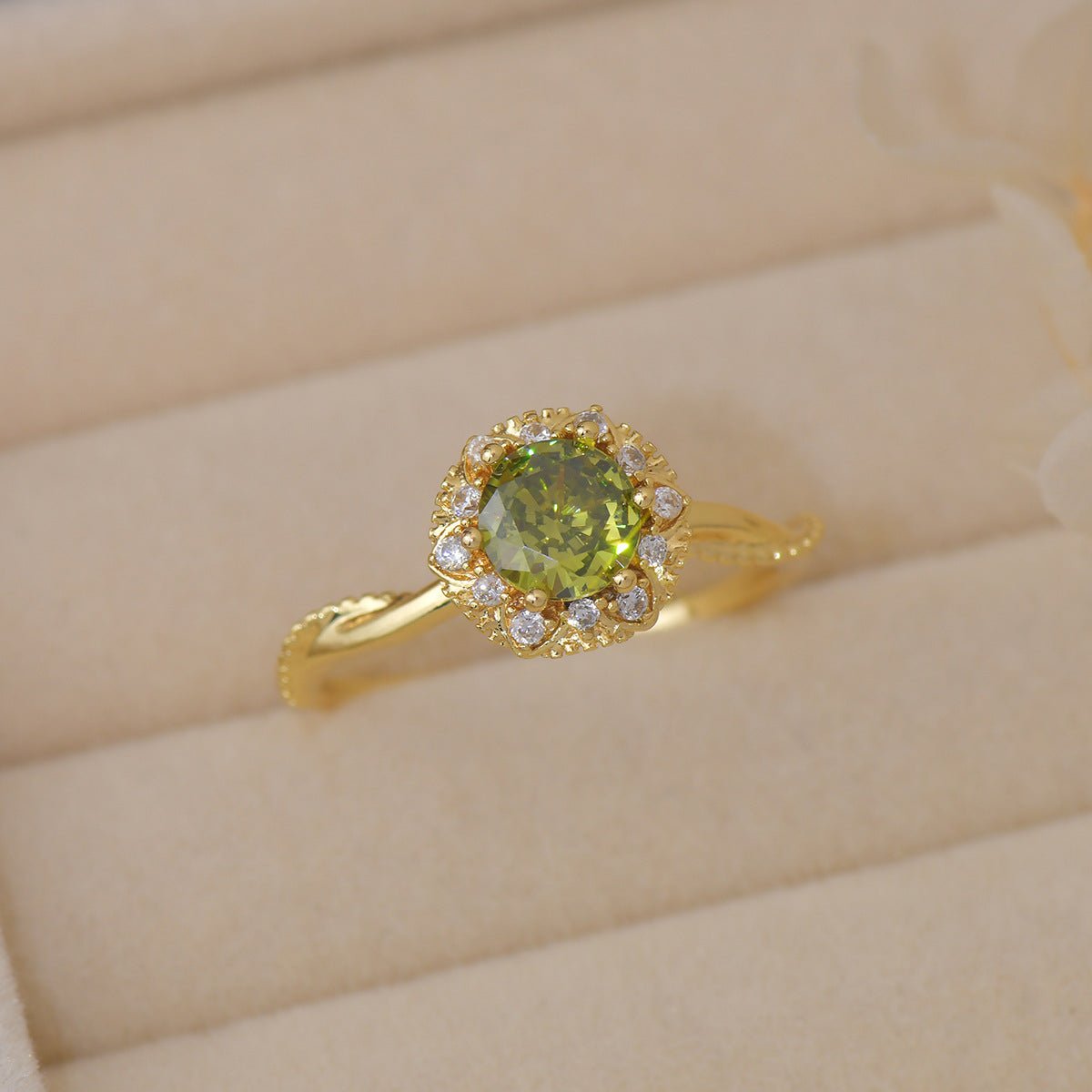 Twist Peridot Ring in Gold