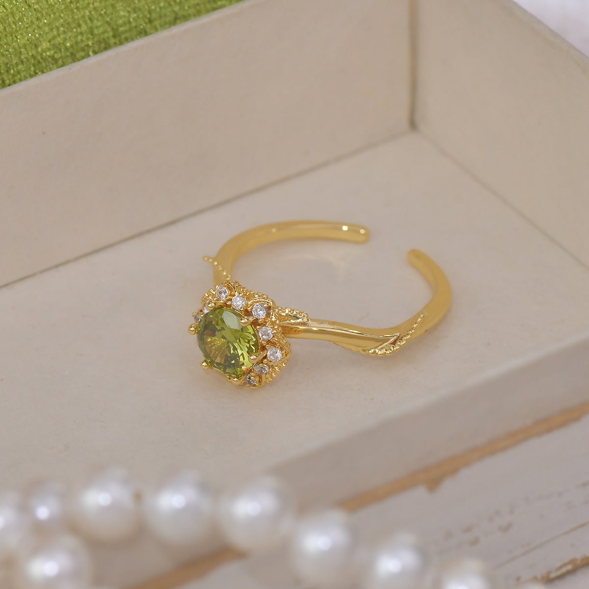 Twist Peridot Ring in Gold